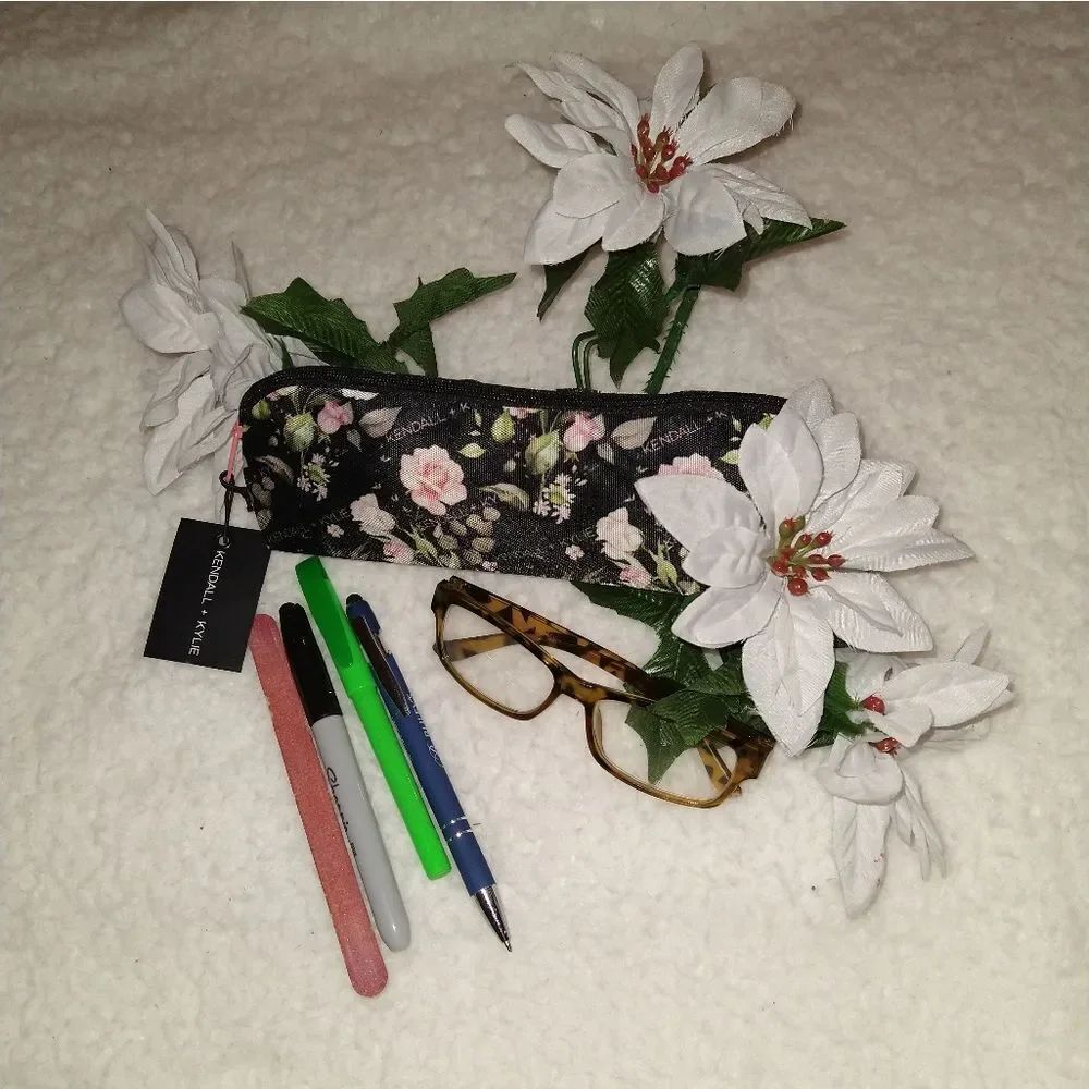 🎈🎈🎈🎉Kendall + Kylie Multi Purpose Cosmetic Pouch Floral 🌸 Print